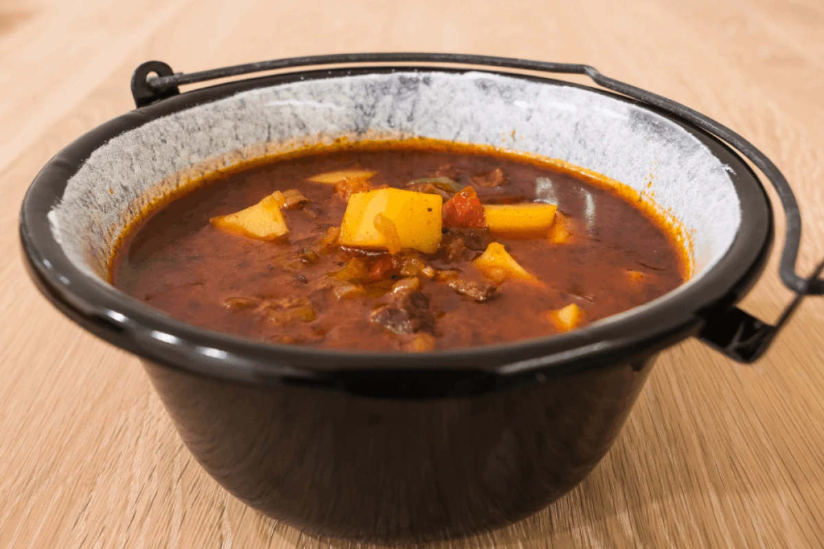 Zupa gulaszowa w czarnym wiaderku